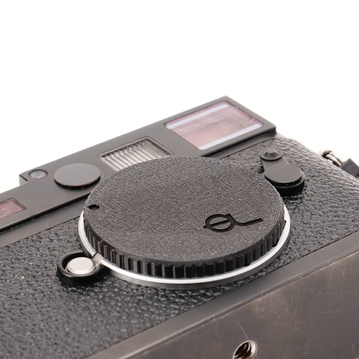 Gehäusedeckel für Leica M, schräg von vorn mit Punkt zum Ansetzen und Griffrand