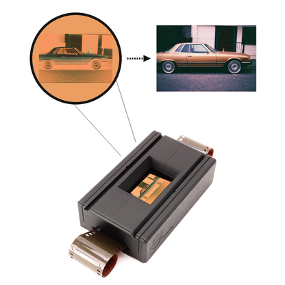 Film Scanner Set für 35mm: Negativ unter der Lupe, daneben der Scan eines goldenen Oldtimer-Coupés