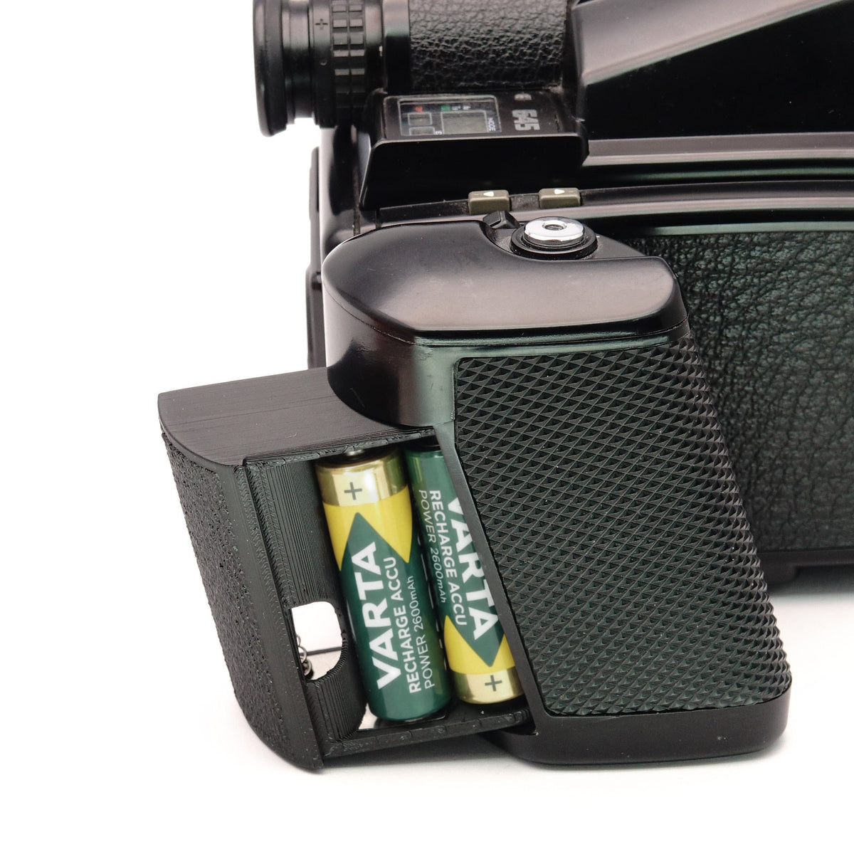 Eingelegter Batteriehalter mit zwei Akkus an der Pentax 645