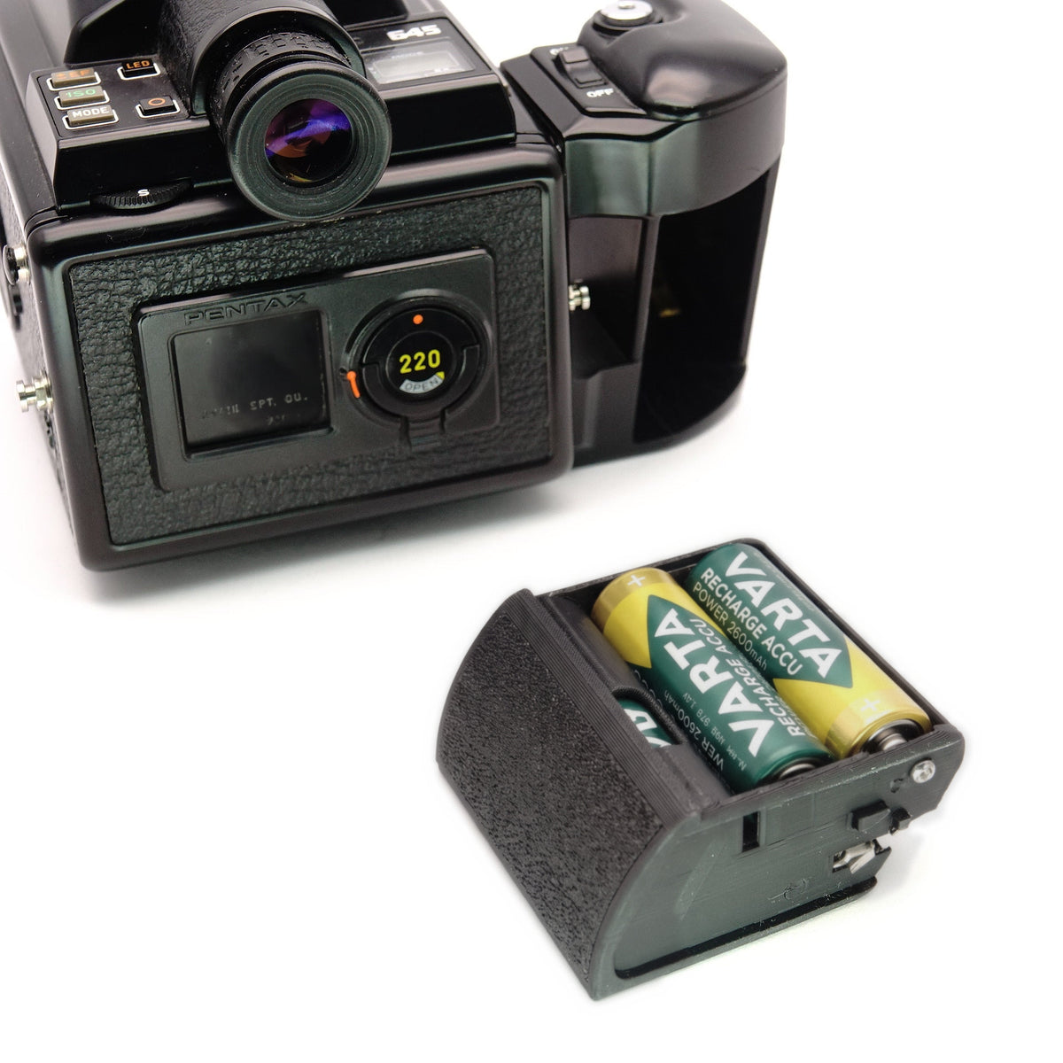 Mit zwei eingelegten Batterien vor einer Pentax 645 Kamera