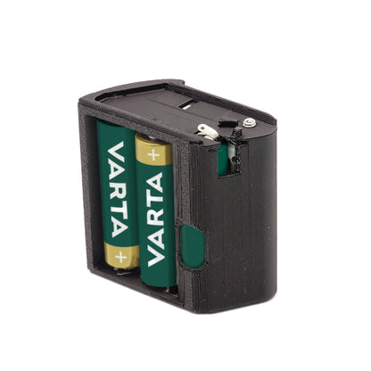 Schwarzer Batteriehalter für Pentax 645 bestückt mit vier eingelegten Varta Akkus