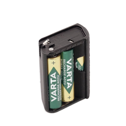 Schwarzer Batteriehalter für Pentax 645 bestückt mit eingelegten Akkus von Varta
