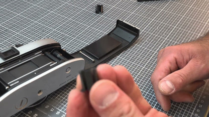 Einbau-Video: Reparaturspule auf die Aufwickelspule der Leicaflex aufsetzen