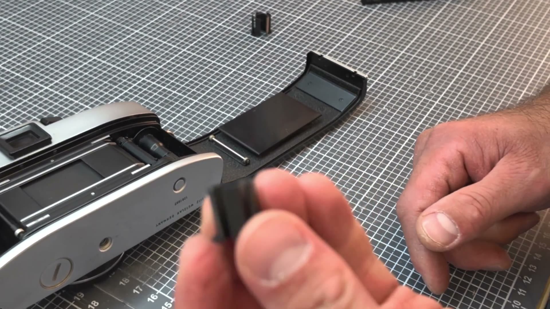 Einbau-Video: Reparaturspule auf die Aufwickelspule der Leicaflex aufsetzen