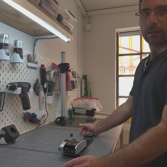Einbau-Video: Reparaturspule auf die Aufwickelspule der Leicaflex aufsetzen