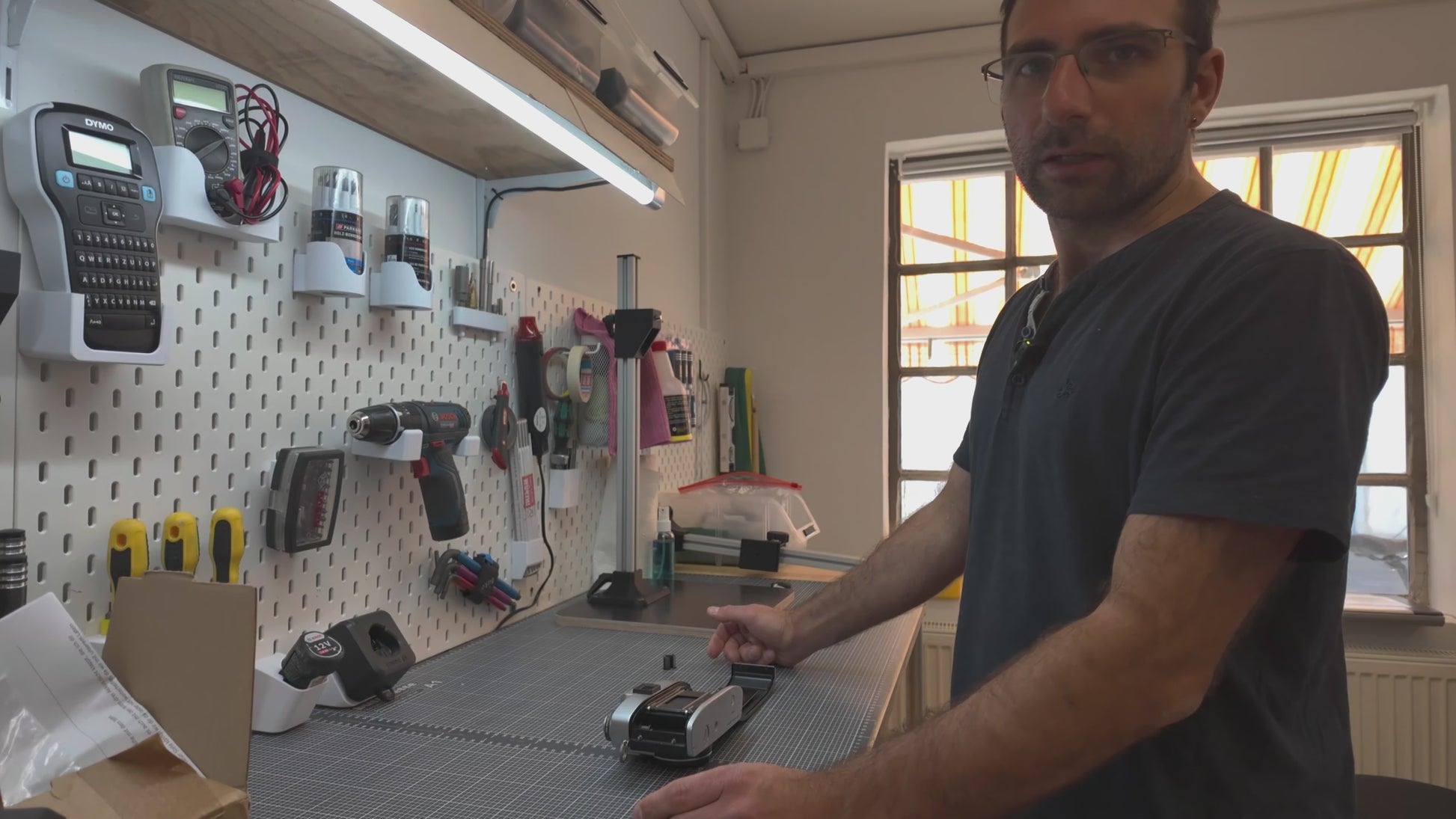 Einbau-Video: Reparaturspule auf die Aufwickelspule der Leicaflex aufsetzen