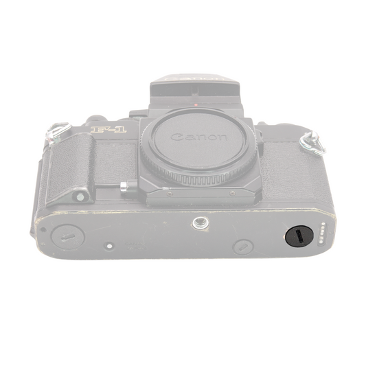 Bodenplatte einer analogen Spiegelreflexkamera Canon New F-1 mit montierten Abdeckungen
