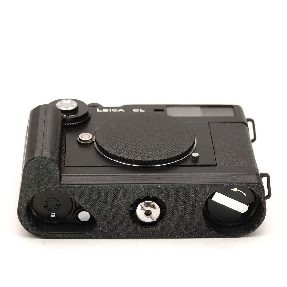 Blick auf die Unterseite der Leica CL mit montiertem Zubehör und freiliegender Stativschraube