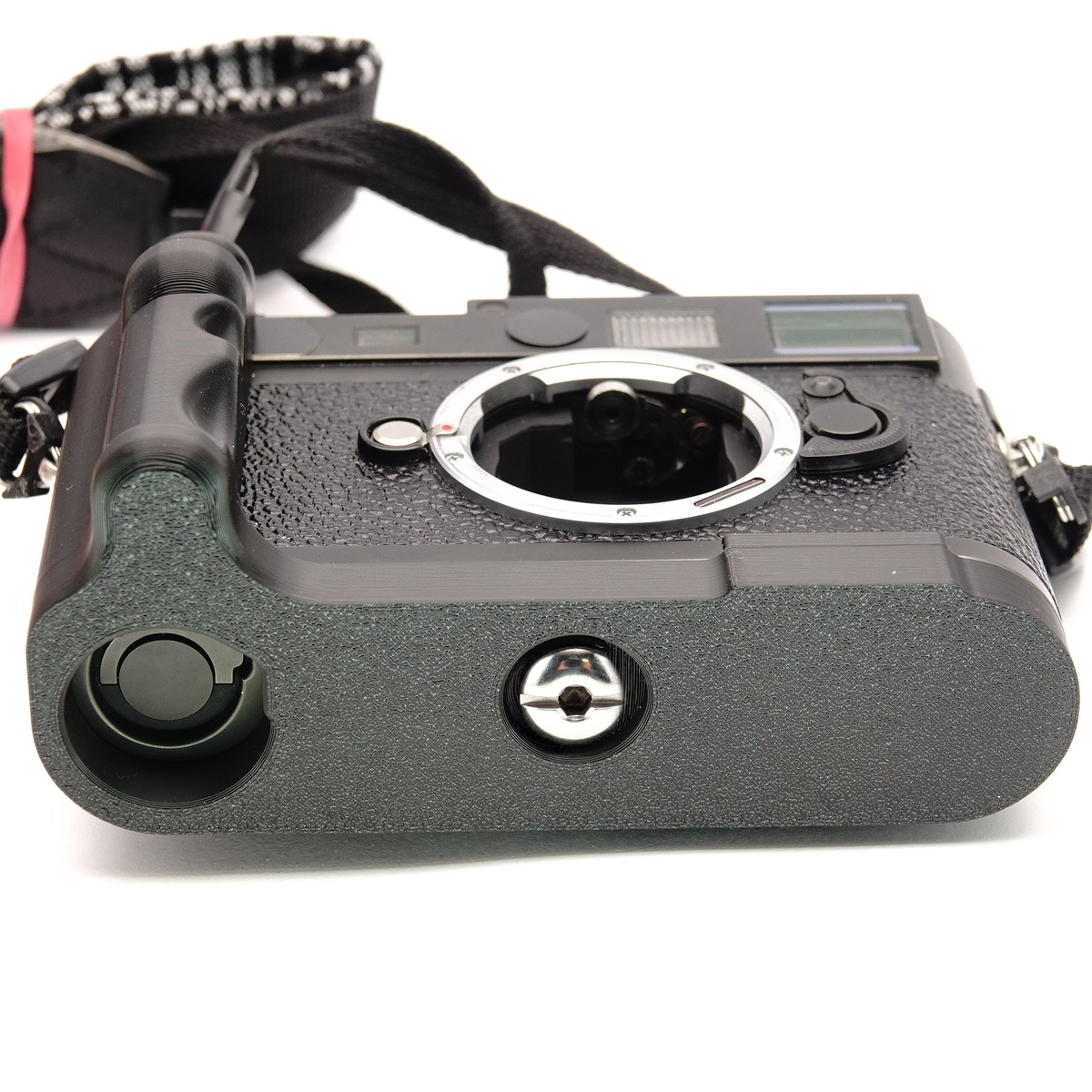 Blick auf die Unterseite und Vorderseite einer Leica Kamera mit montiertem Handgriff