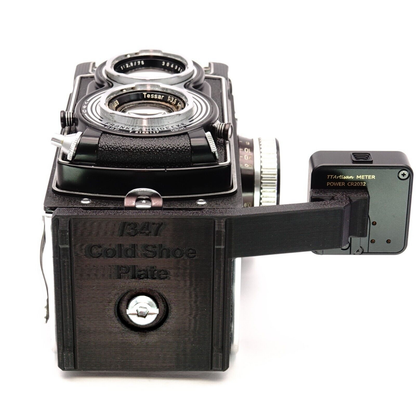 Schwarzer Adapter montiert an einer Rolleiflex 3.5F mit aufgestecktem TTArtisan Belichtungsmesser