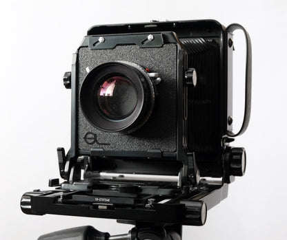 Gerade Objektivplatine für Toyo Field 45 in der Kamera, Frontansicht (Kundenfoto)