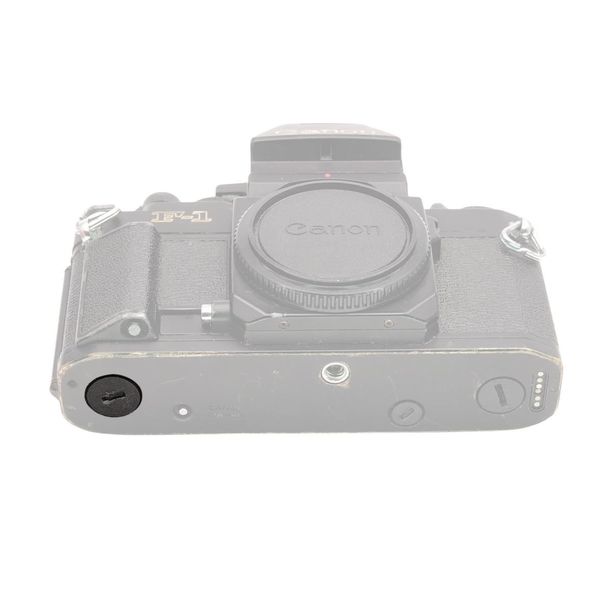 Bodenplatte der Kamera Canon New F-1 mit montierter schwarzer Abdeckung für das Batteriefach